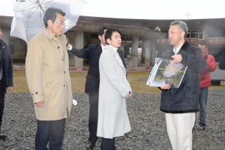 震災の教訓を語り継ぐ「大川伝承の会」の共同代表・鈴木氏から説明を受ける