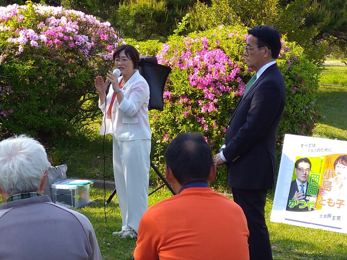 演説中の小島とも子さん