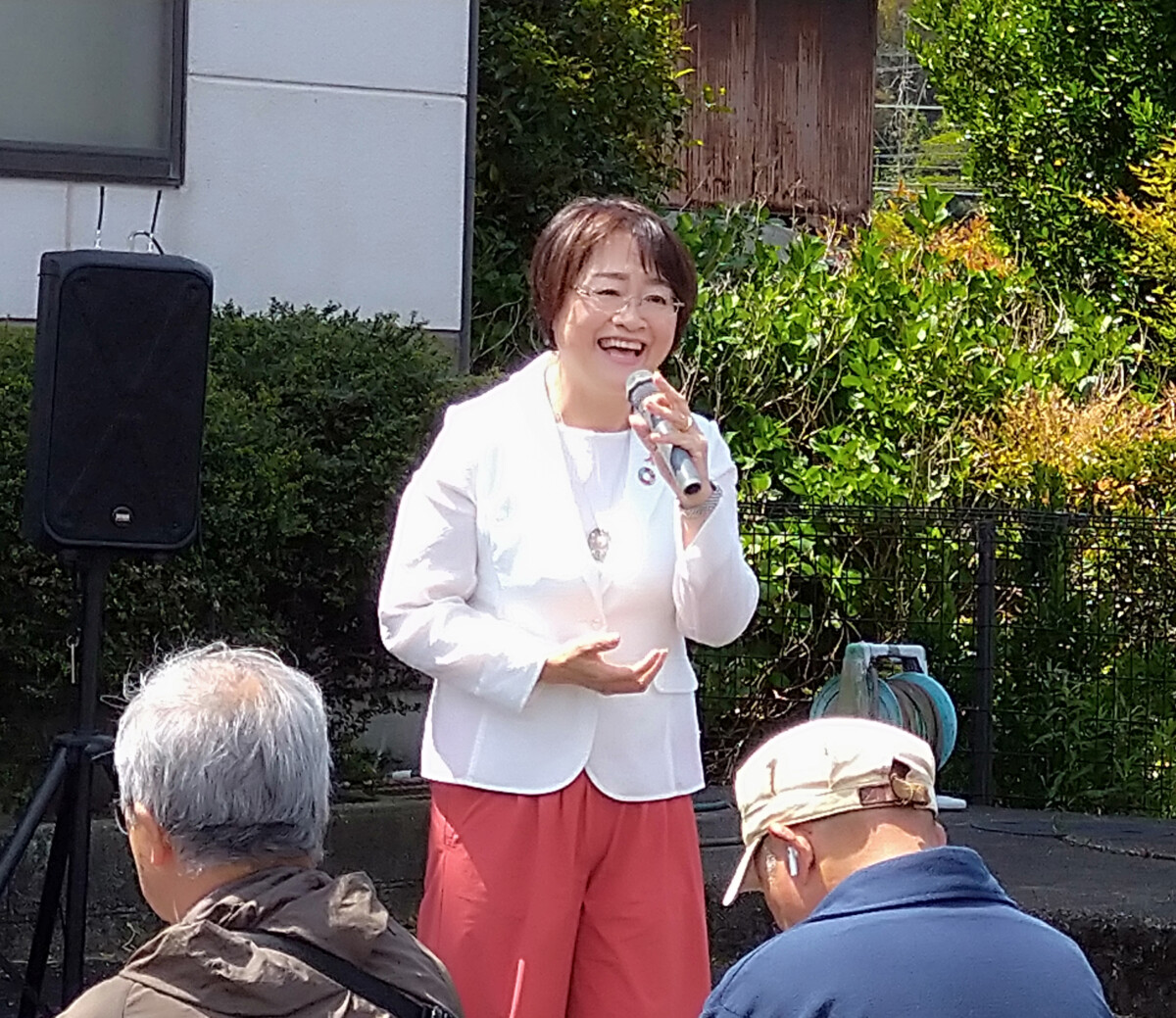 演説中の小島とも子さん